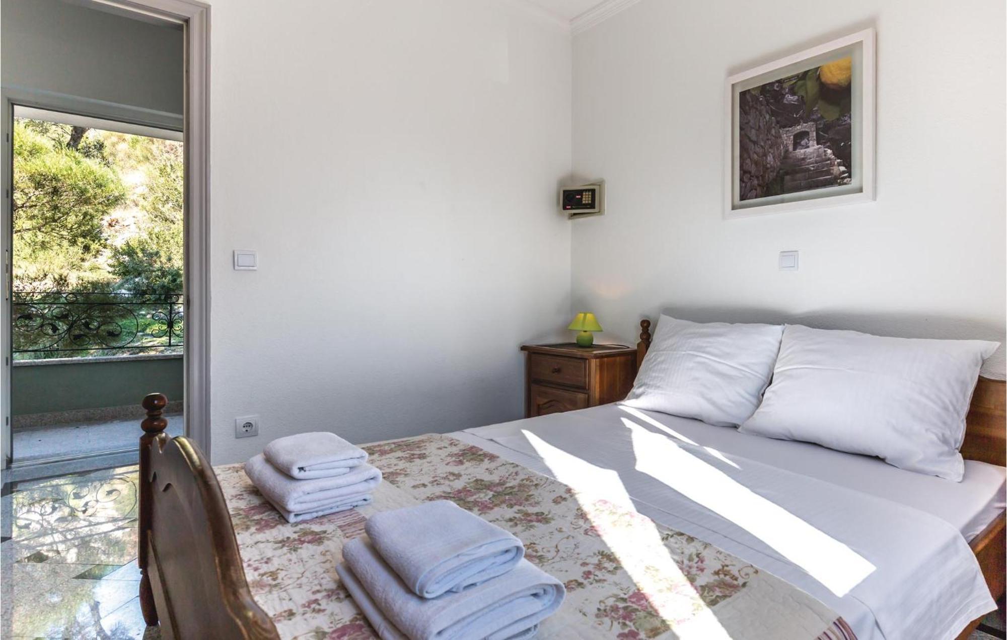 Amazing Apartment In Makarska With House Sea View Makarska