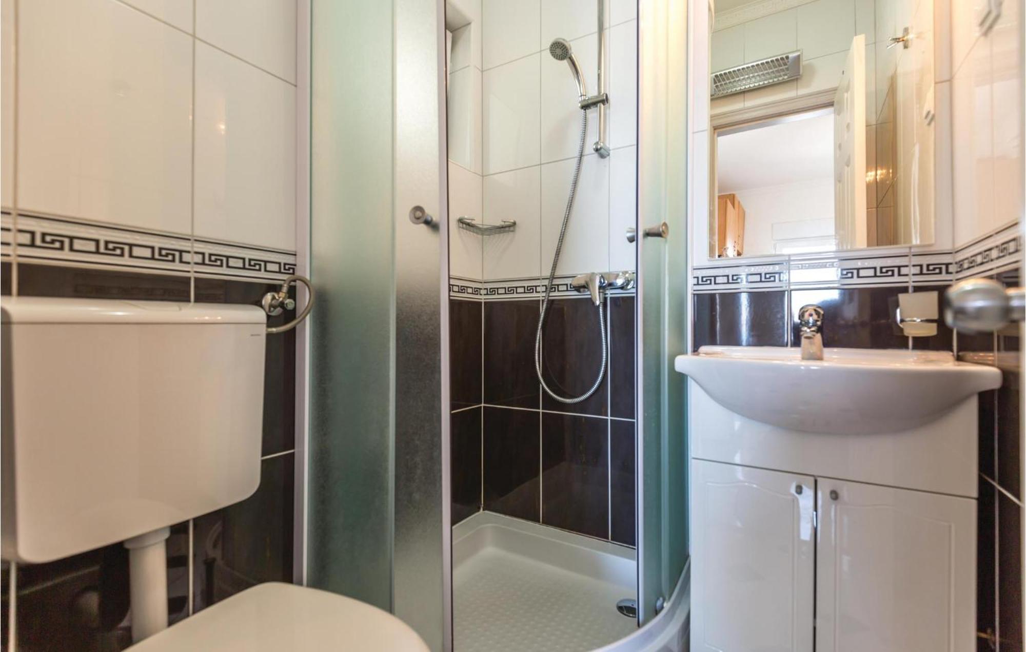 Apartman Amazing Apartment In Makarska With House Sea View