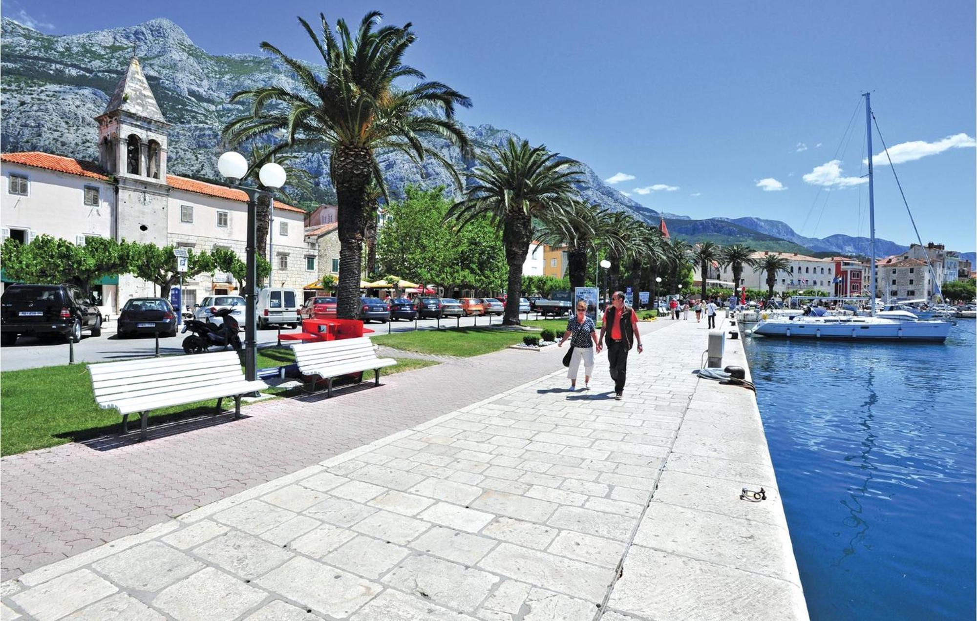 Apartman Amazing Apartment In Makarska With House Sea View