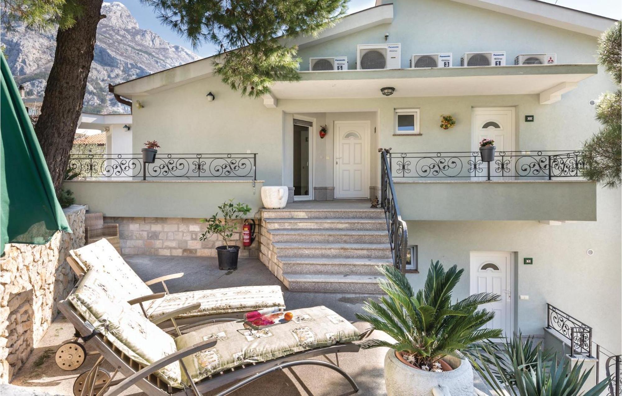 Apartman Amazing Apartment In Makarska With House Sea View *